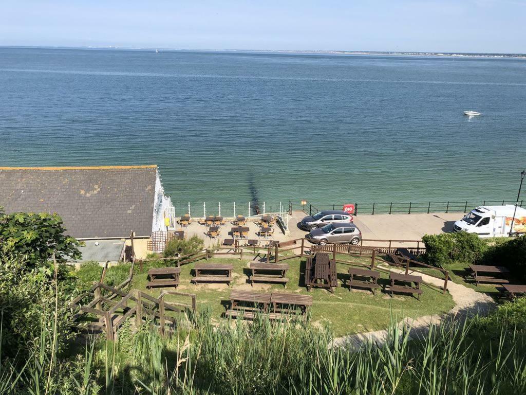 Promenade Apartment With Own Beach Hut Totland Εξωτερικό φωτογραφία